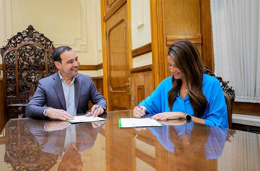 Firma convenio Hermanos del Vera”
