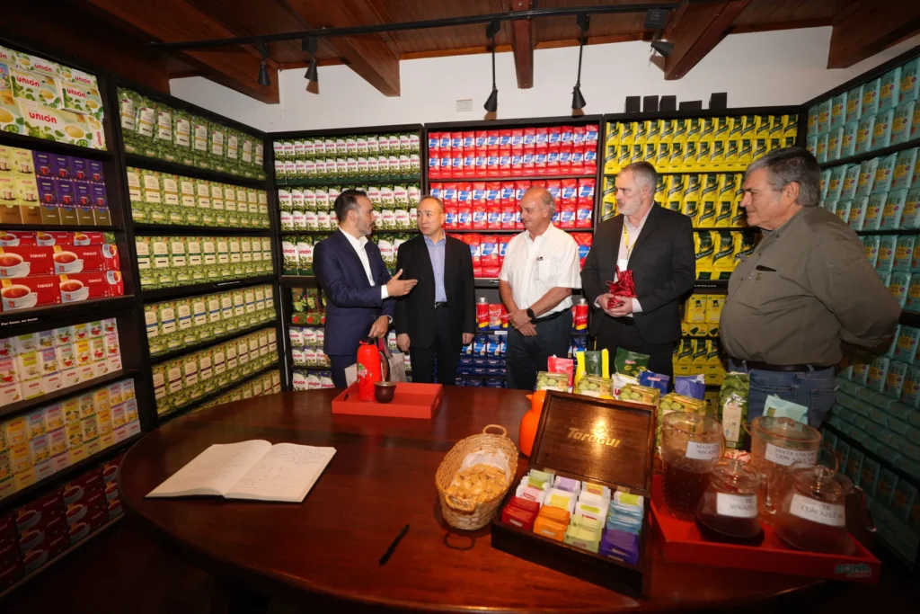 Visita embajador de China