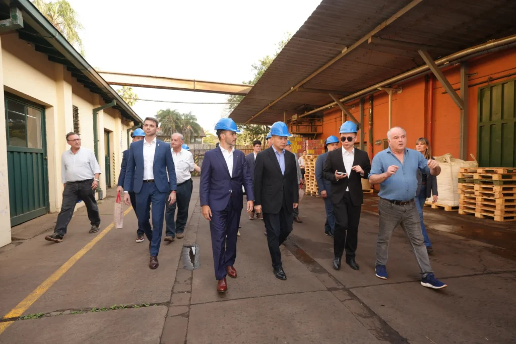 Visita embajador de China